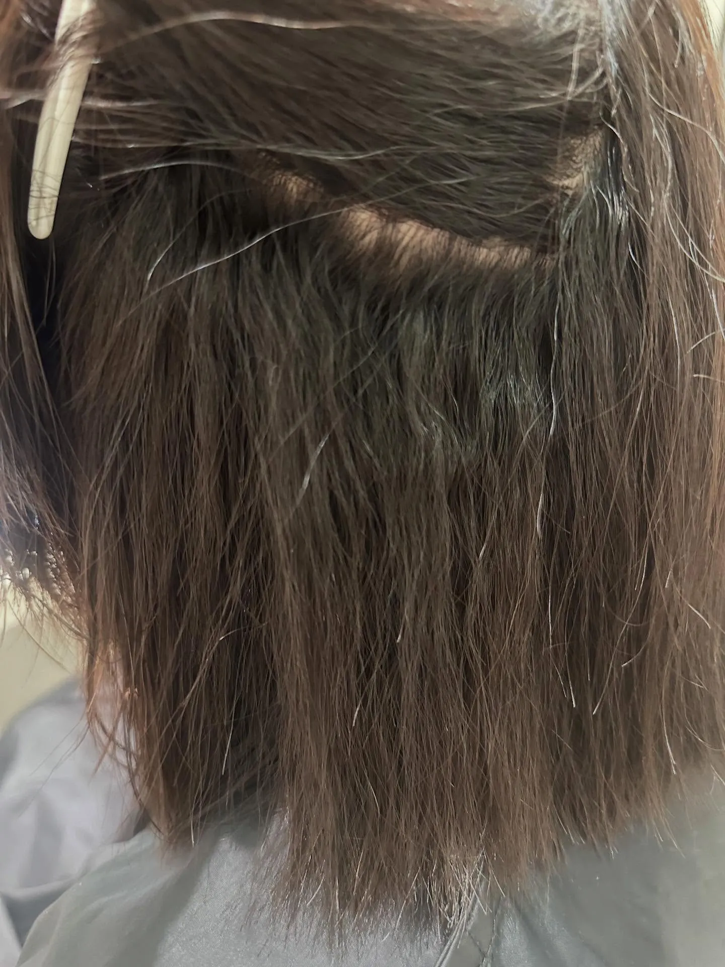 池袋の美容院「Rebliss」では、気になるうねりや広がりを